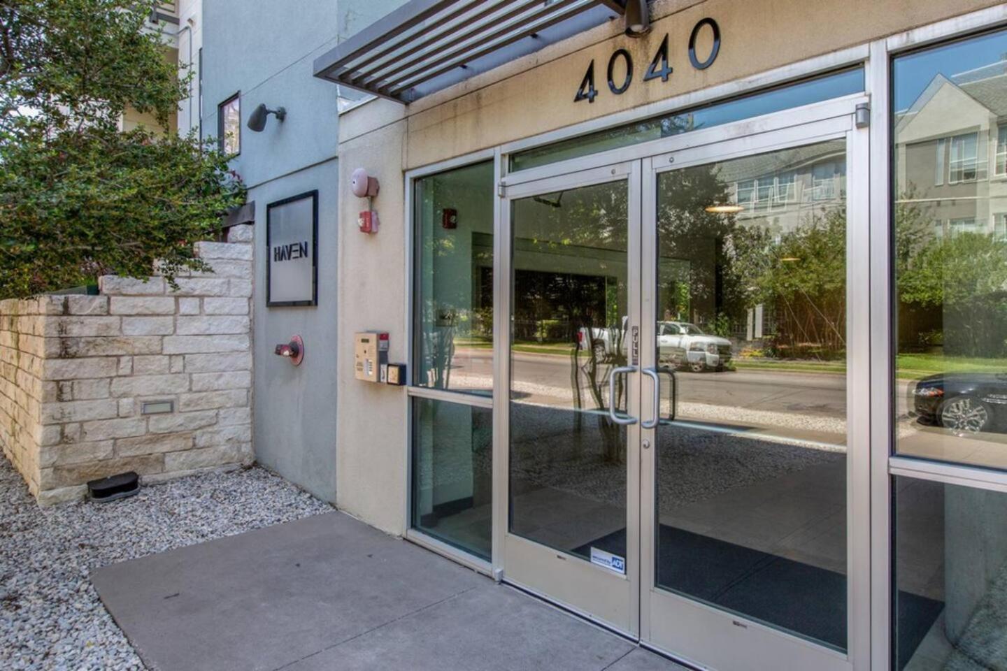 2 Bedroom Oak Lawn Condo Wfh Setups Gated Parking Dallas Exterior photo